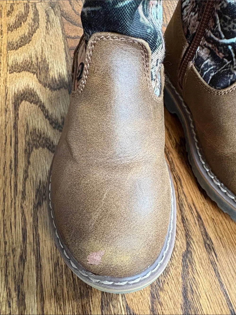 Kids Mountain Creek Terrain camouflage boots, size 9. Excellent condition